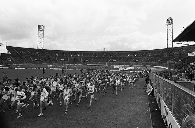 Eerste editie van de Marathon van Amsterdam in 1975 in het Olympisch Stadion