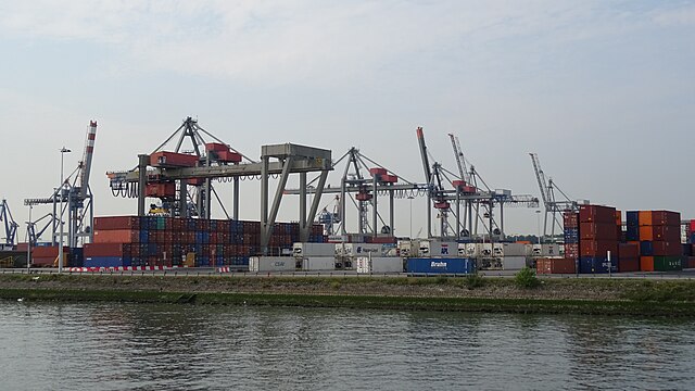 Een container terminal in de haven van Rotterdam