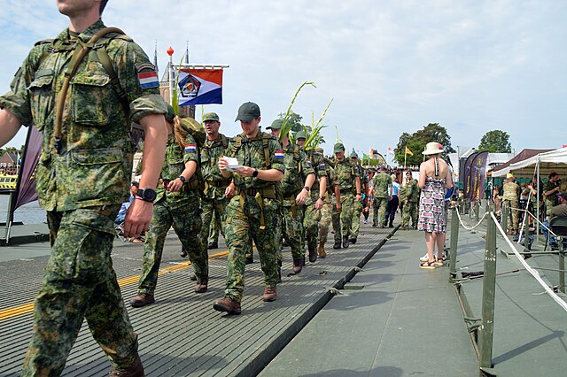 Militairen lopen de Nijmeegse Vierdaagse in Nijmegen